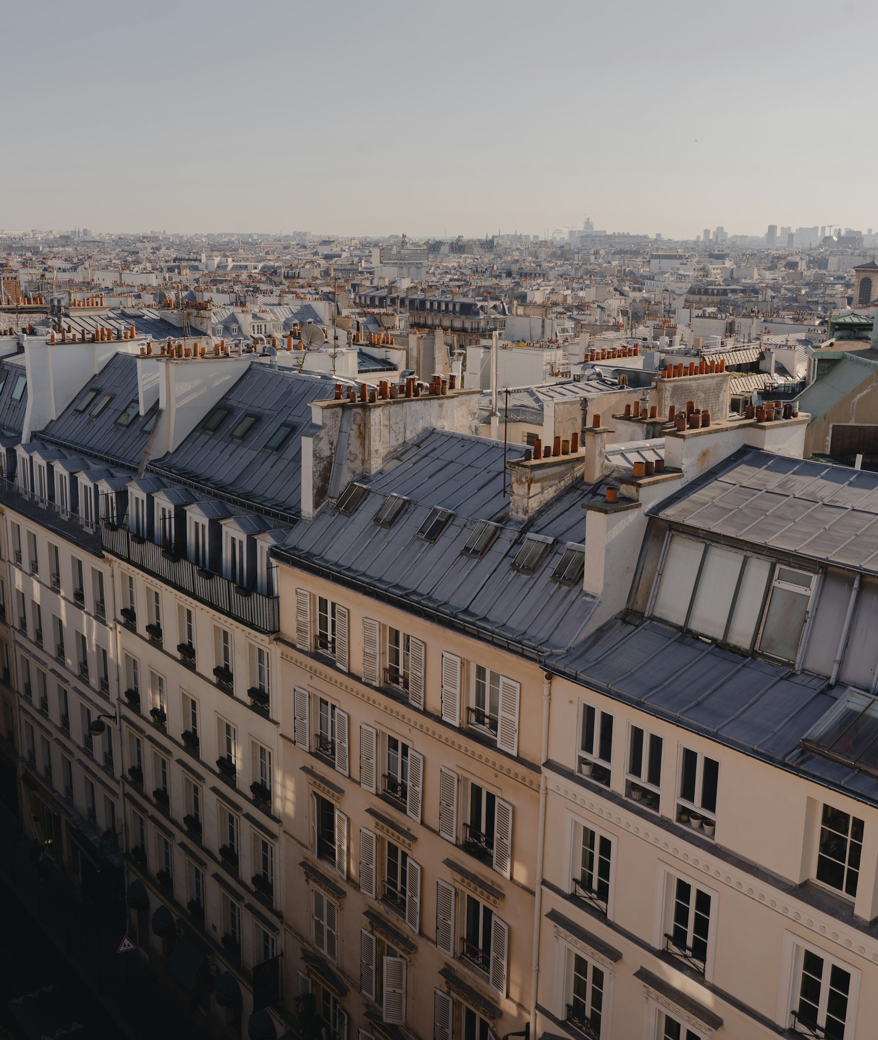 Vista dos telhados e edifícios de Paris
